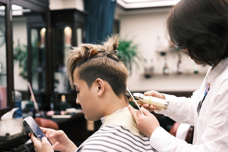想体验疯狂理发师？这里有游戏、小说和APP推荐