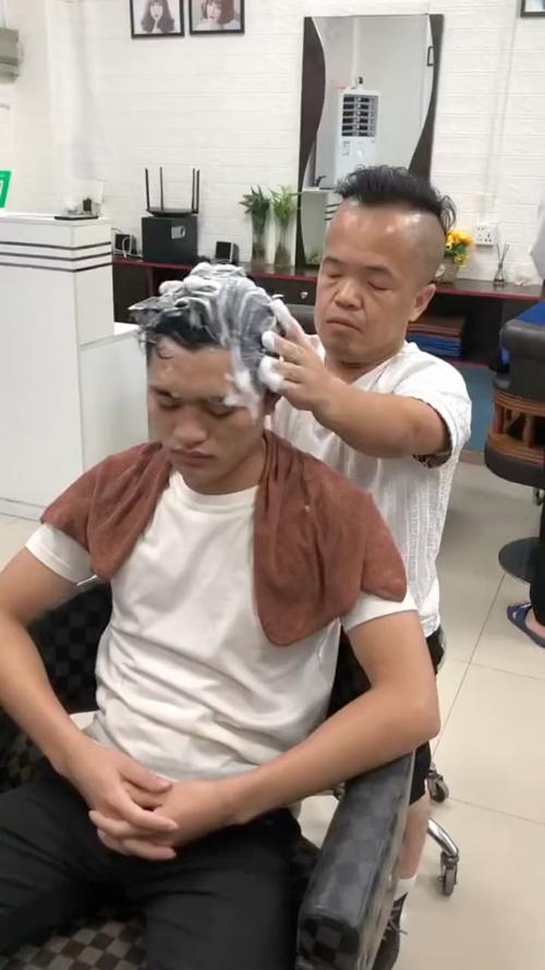 想体验疯狂理发师？这里有游戏、小说和APP推荐