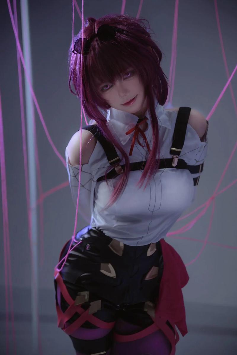 下限妹子cosplay：突破次元壁的视觉冲击