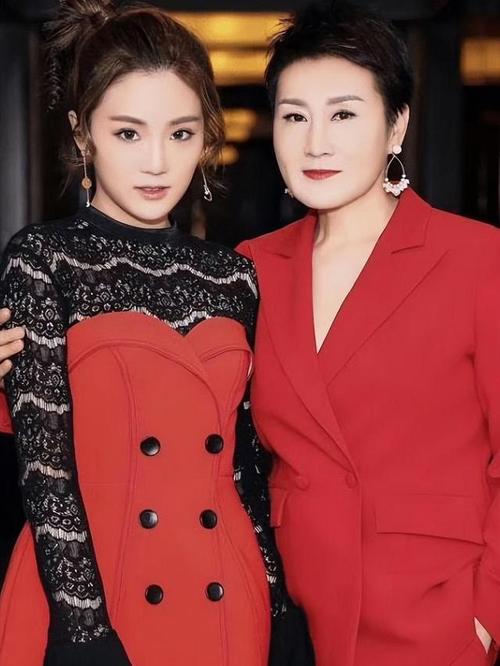 她的故事大揭秘，原来她经历了这么多！