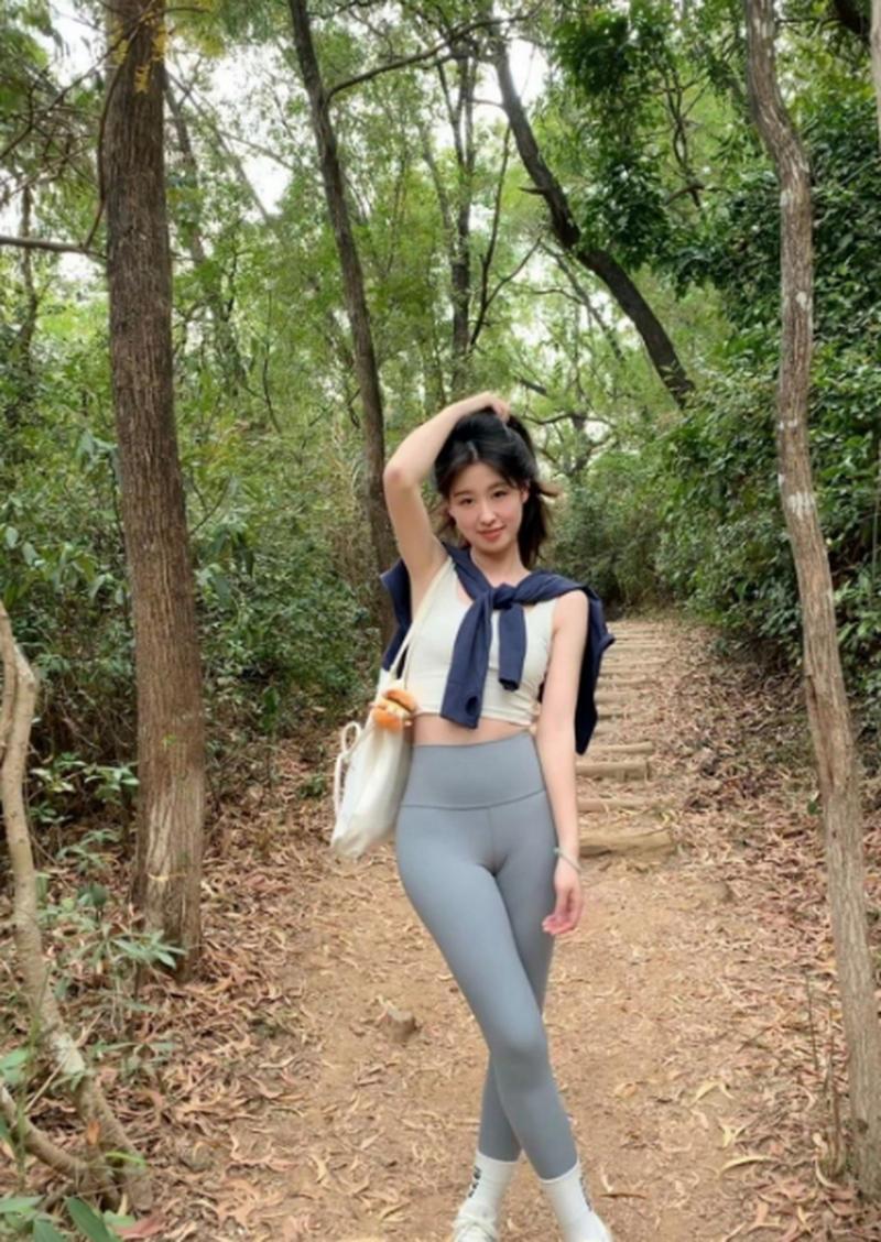 网红爬山穿瑜伽裤引热议，你咋看？
