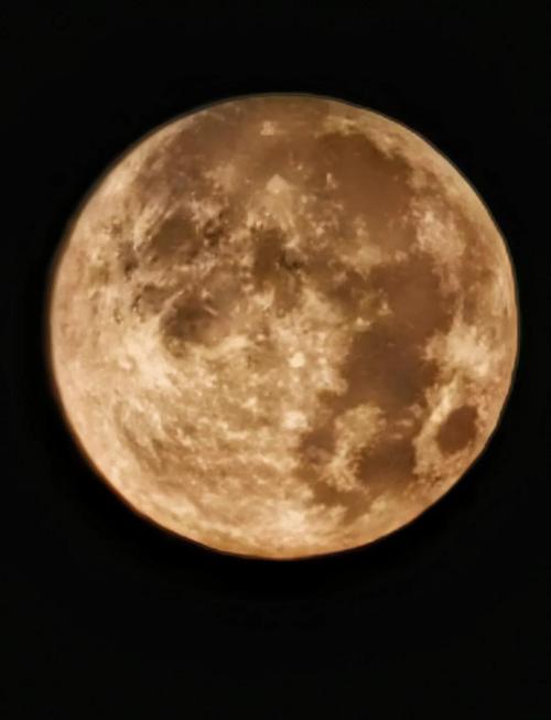 揭秘满月之夜：超级月亮是怎样形成的？背后真相！