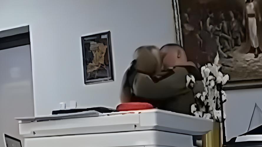 办公室亲吻视频引发热议，网友评论炸了！