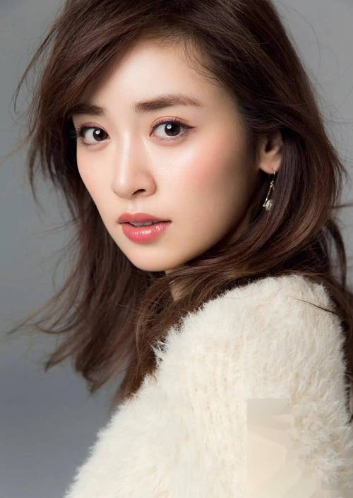 许允美大胆写真尺度惊人，完美身材令人惊艳