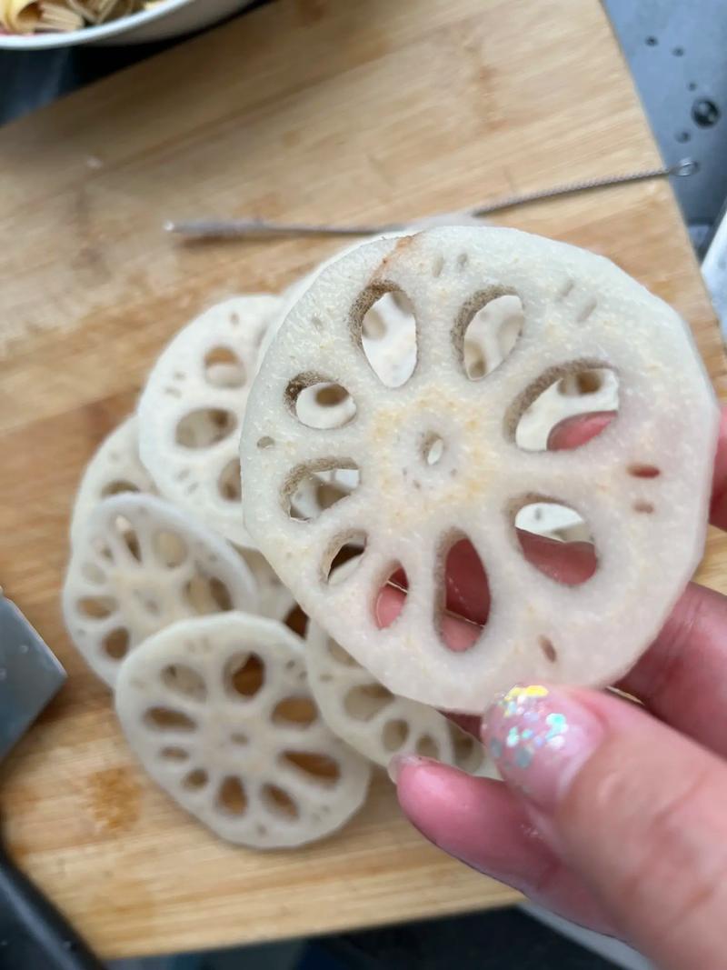 切开的莲藕变黑是坏了吗？教你辨别是否还能食用