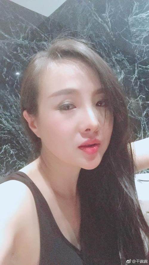 干露露微博照片大盘点：从低俗到清纯的转变