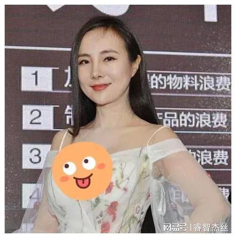 干露露微博照片大盘点：从低俗到清纯的转变