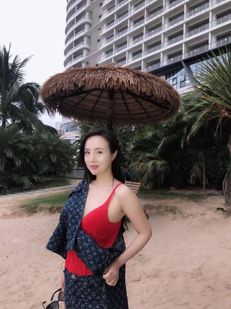 干露露微博照片大盘点：从低俗到清纯的转变