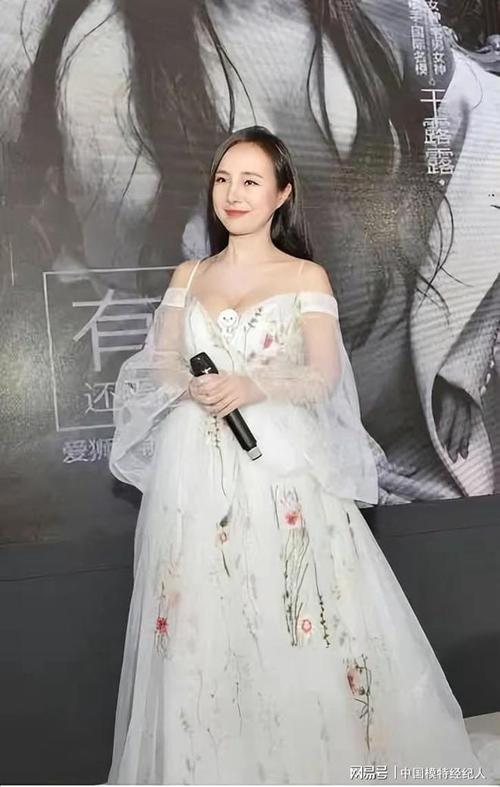 干露露微博照片大盘点：从低俗到清纯的转变