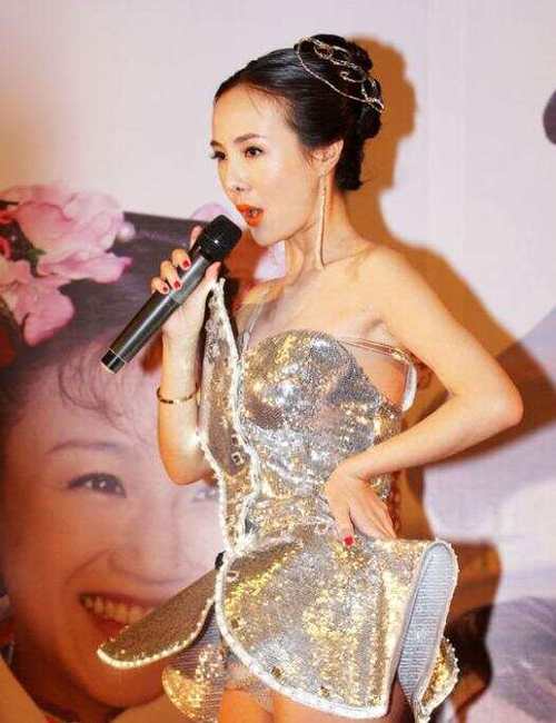 干露露微博照片大盘点：从低俗到清纯的转变