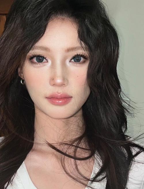 揭秘混血美女Feary：美貌背后隐藏的秘密