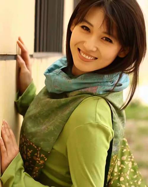 从雅典娜到模特：李玲的演艺之路与人生选择