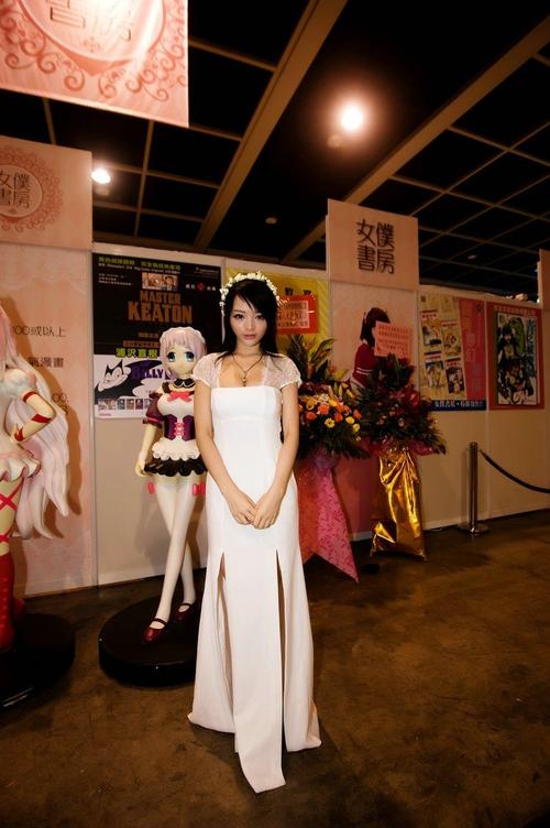 从雅典娜到模特：李玲的演艺之路与人生选择