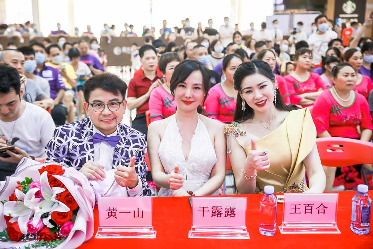 干露露人体艺术作品集：性感与艺术的碰撞