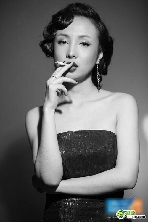 干露露人体艺术作品集：性感与艺术的碰撞