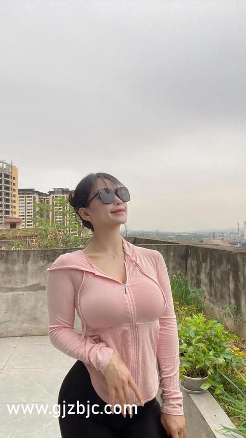 海角社区封神披风妈妈是什么？揭秘她的爆红内幕故事