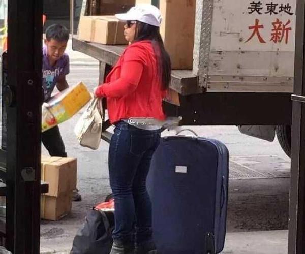 凤姐搬家蹲坐纽约街头后续如何？实时追踪这些发展！