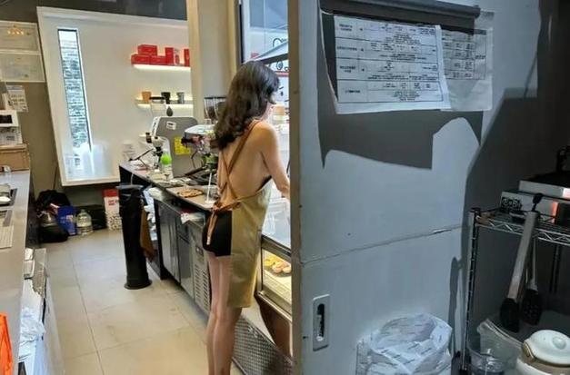网红店博主穿着暴露被家长投诉(影响有多严重？)。