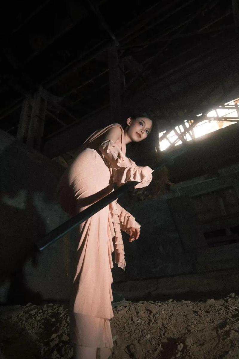 废墟的肖像有何意义？探索背后隐藏故事与象征！