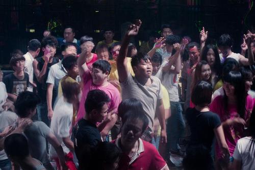 富士康的夜生活揭秘：真实场景大曝光！