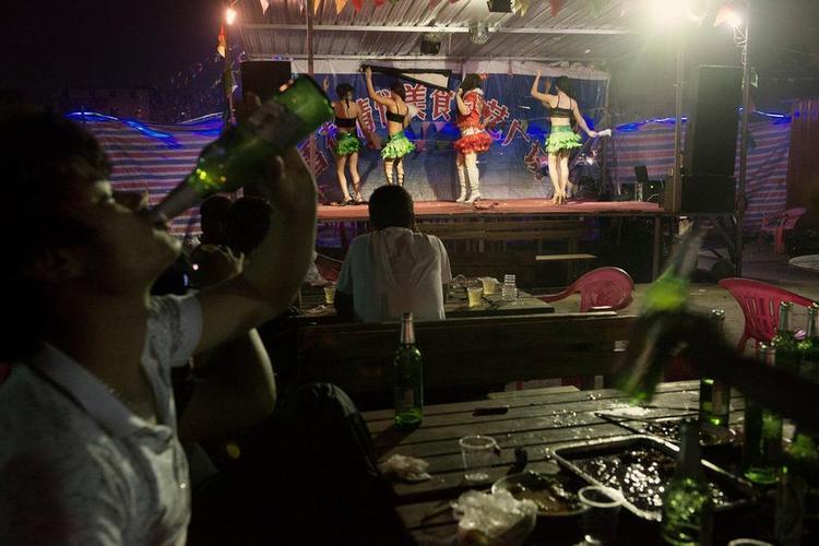 富士康的夜生活揭秘：真实场景大曝光！