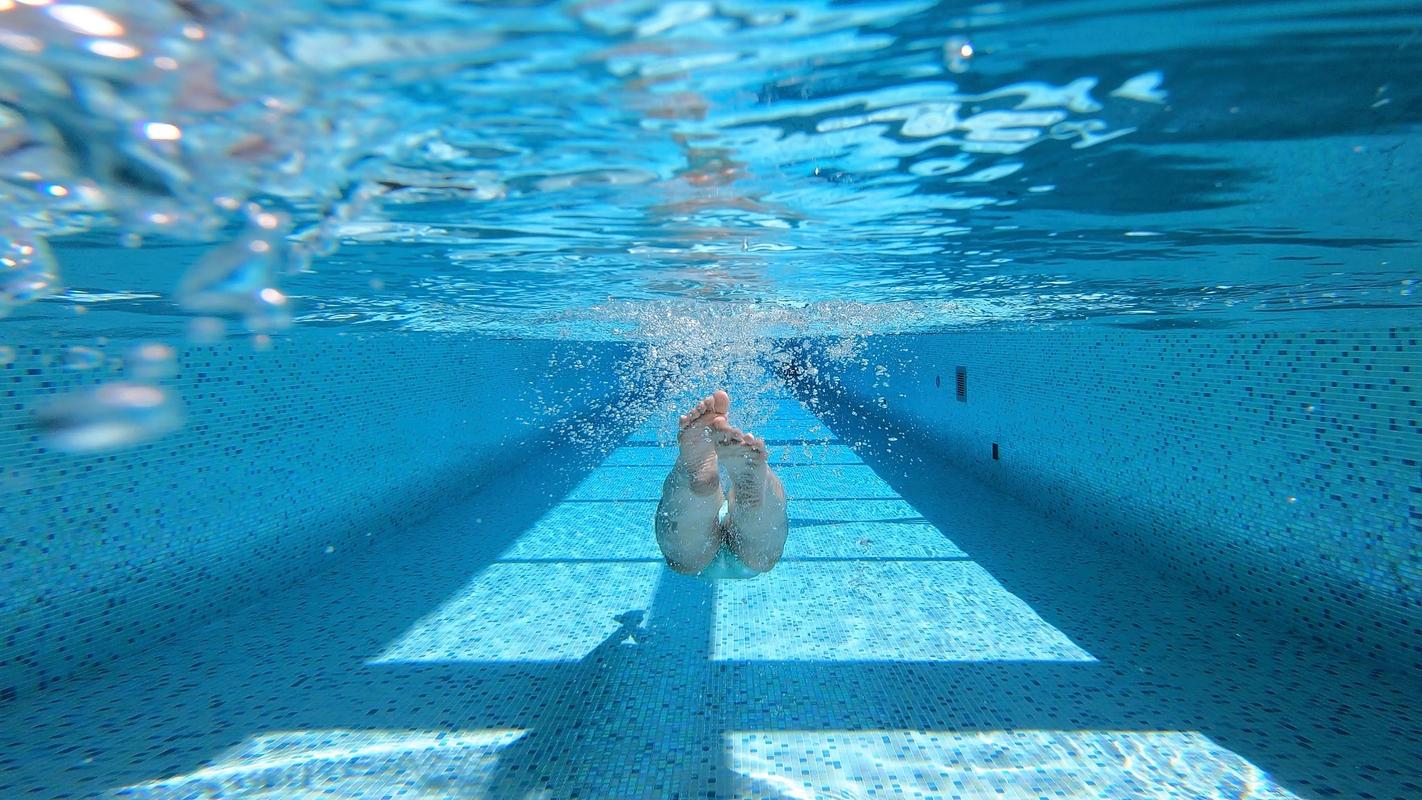 游泳时一直待在水里还会出汗吗?揭秘你不知道的身体秘密