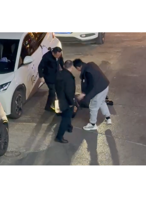 实拍3男子轮流殴打一少年内幕曝光(目击者讲述全过程细节)