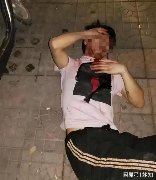 实拍3男子轮流殴打一少年内幕曝光(目击者讲述全过程细节)