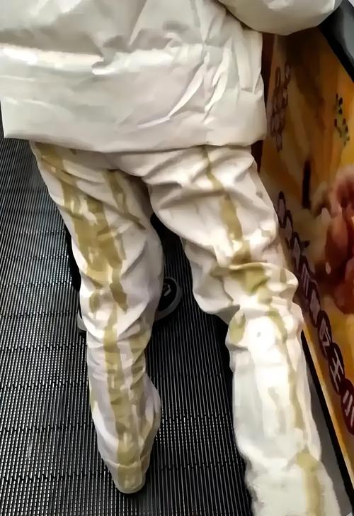 搞笑泥浆弄到衣服上怎么办？教你一招轻松洗干净！