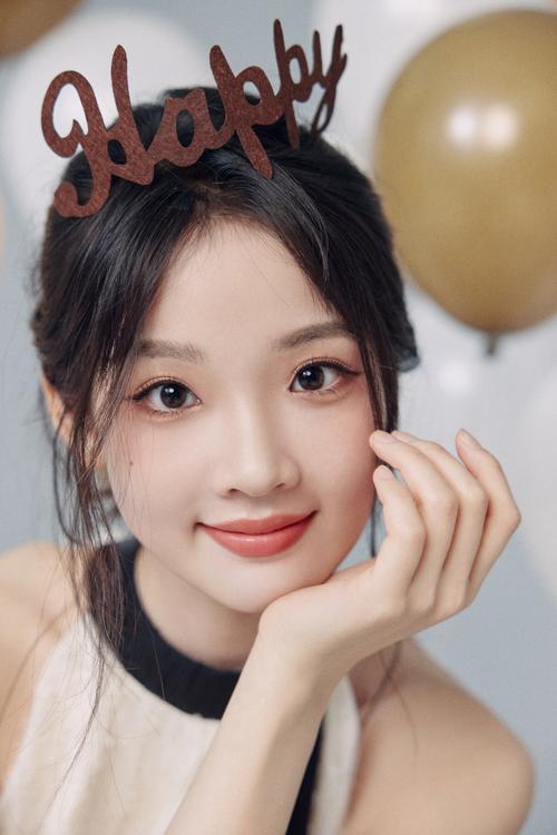 小怡怡到底是谁？最新个人资料与背景大公开！