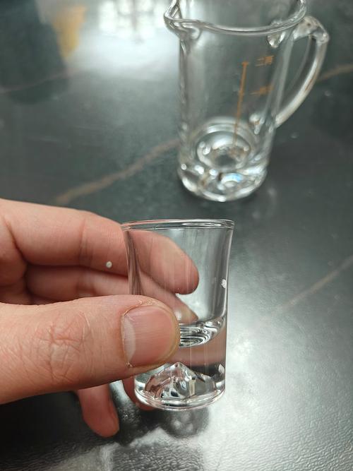 白酒评酒杯应为无色透明多少ml？专家详解标准容量选择技巧