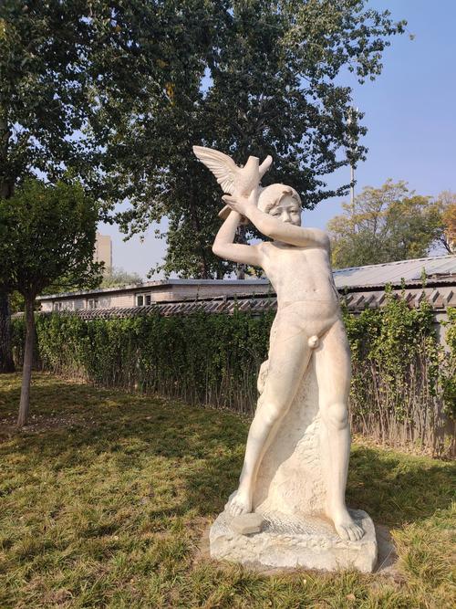 复生塑像到底讲了什么故事？看完这个背景你就全明白了