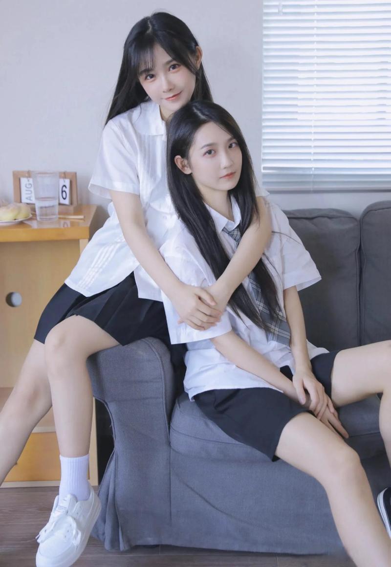 双胞胎校花有多吸睛？看看她们的校园传奇！