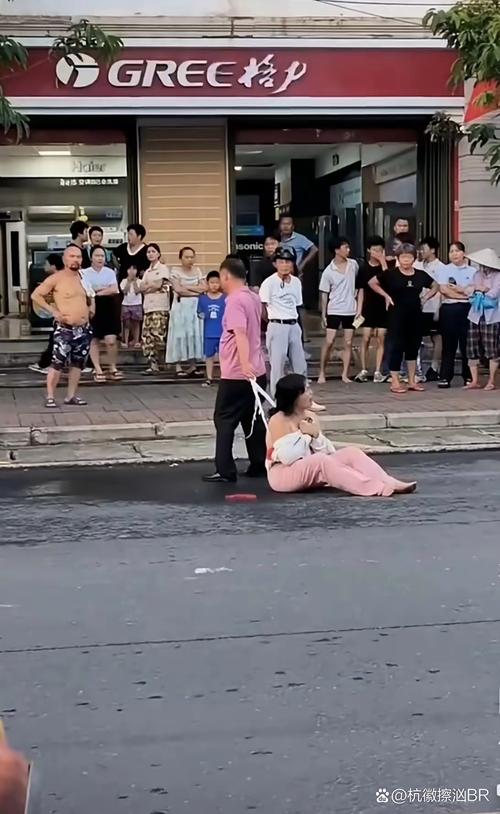 撕掉她衣服意味着什么？解读背后的深层含义