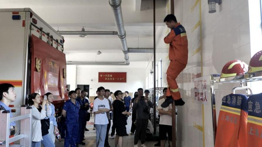 消防滑竿是怎么安装的？老师傅分享详细安装步骤！