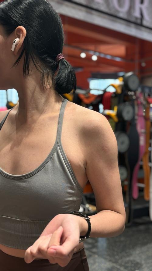 叛逆肩垫适合什么身材的人穿？小个子也能轻松驾驭吗？