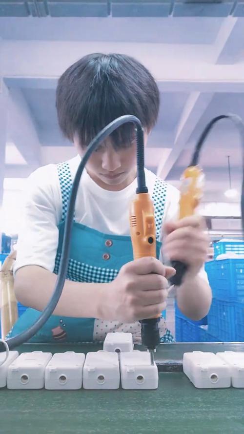 小伙工厂打螺丝假动作不断因酷似张翰意外走红收入翻倍