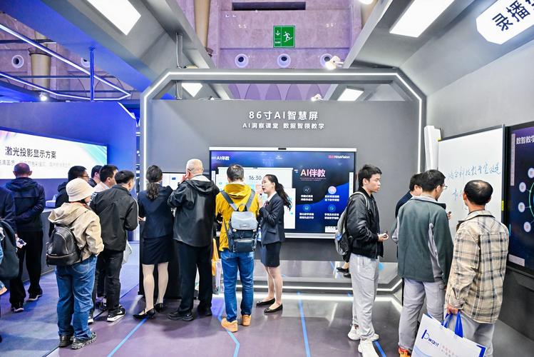 鸿合展台现场人气如何？真实照片带你感受火爆氛围！