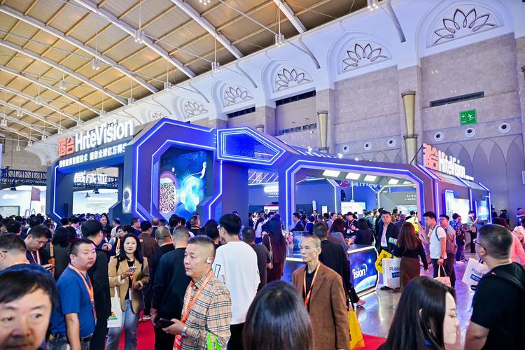 鸿合展台现场人气如何？真实照片带你感受火爆氛围！