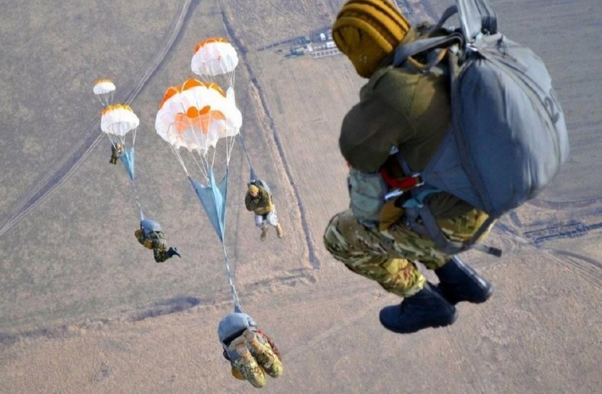 现实中的空降兵和天降兵一样吗？揭秘真正的伞兵作战装备和训练！
