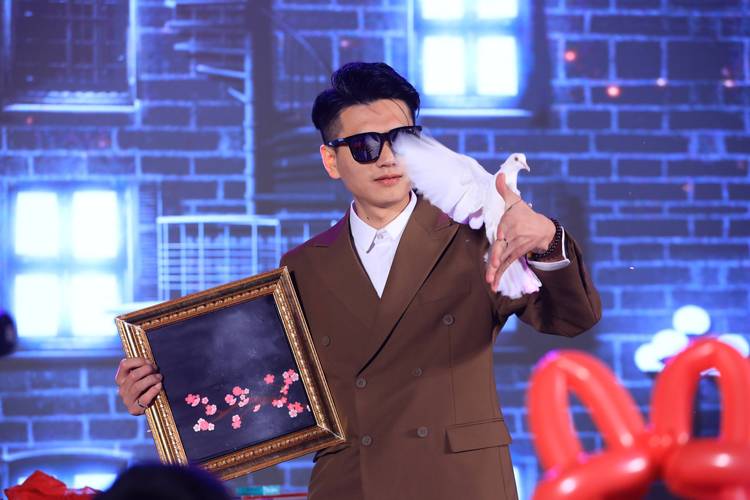 35岁魔术师：探索下载渠道与游戏深度分析