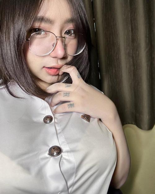 和巨乳眼镜女宅友的杏爱爽爆了最新版本实用教程