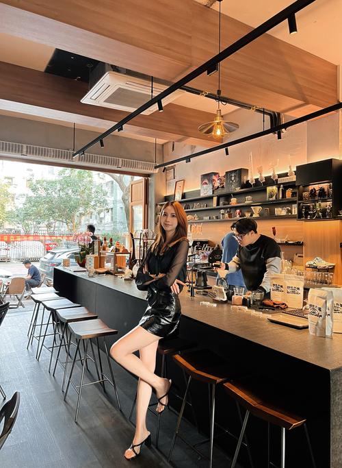 探秘“女牛仔咖啡馆”：一个值得关注的绅士游戏现象